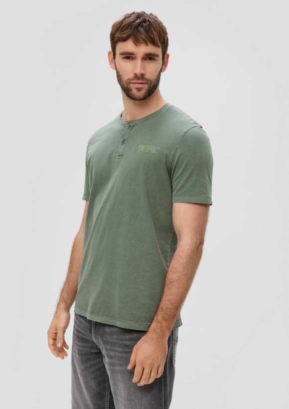 s.Oliver T-Shirt mit Garment Dye und Henley-Ausschnitt - olivgrün