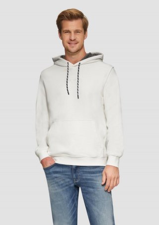 s.Oliver Hoodie mit Kängurutasche und Stickerei - weiß