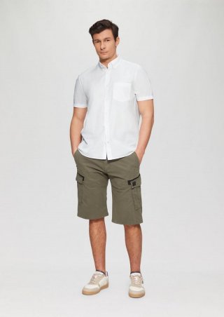 s.Oliver Regular Fit: Kurzarmhemd mit Struktur-Streifen und Button-Down-Kragen - weiß