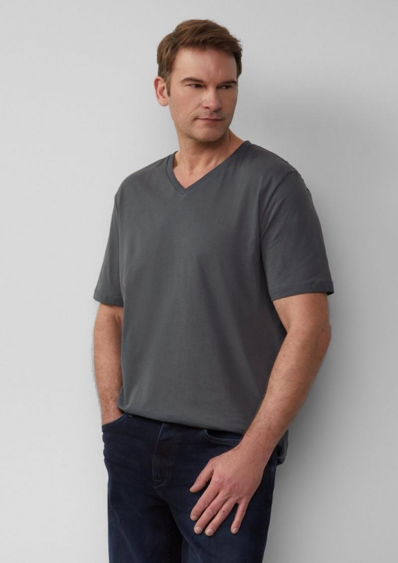 s.Oliver T-Shirt mit V-Ausschnitt und dezentem Logo - schiefergrau