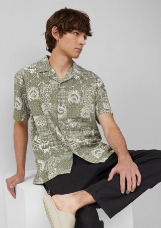 s.Oliver Resort Fit: Baumwollhemd mit All-over-Print - helles olivgrün