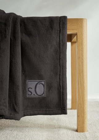 s.Oliver Weiche Decke mit Logo-Detail - dunkelbraun