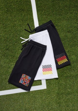 s.Oliver Relaxed: Unisex Bermuda mit EM-Print - schwarz
