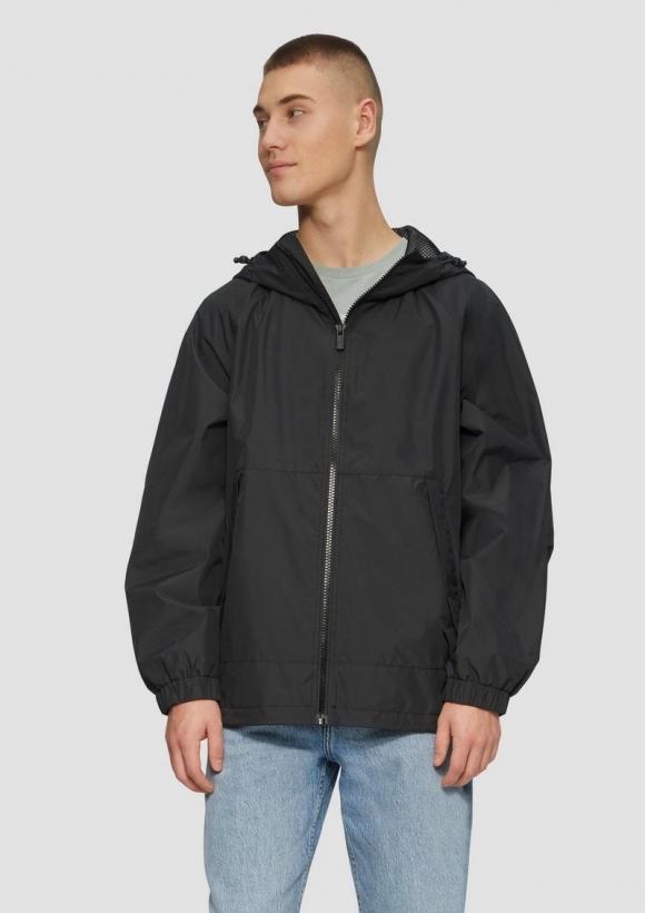 s.Oliver Windbreaker-Jacke mit Kapuze und Rückenprint - schwarz