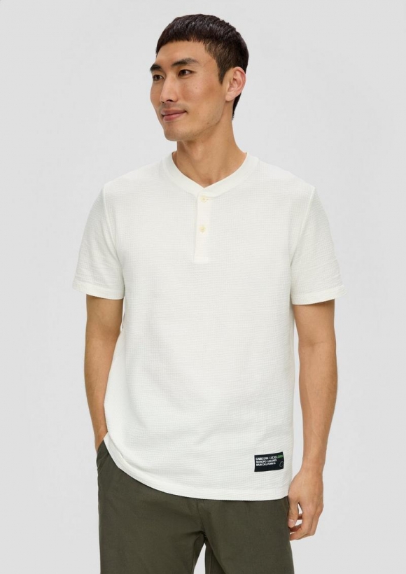 s.Oliver T-Shirt mit Henley-Ausschnitt und Applikation - weiß