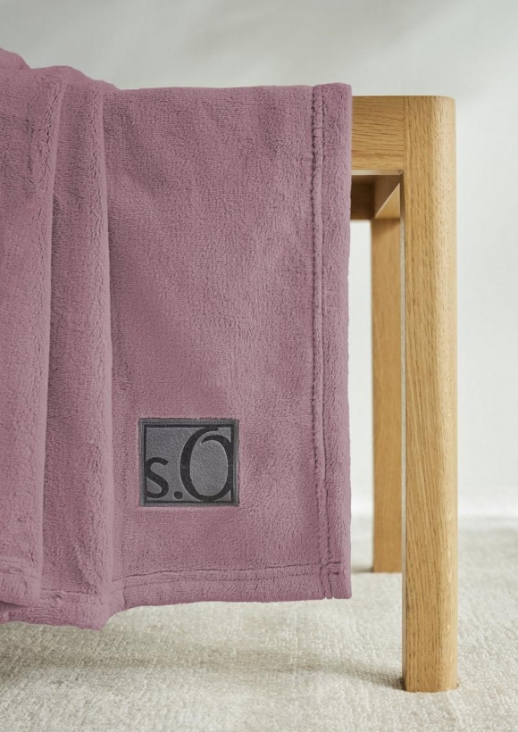 s.Oliver Weiche Decke mit Logo-Detail - altrosa