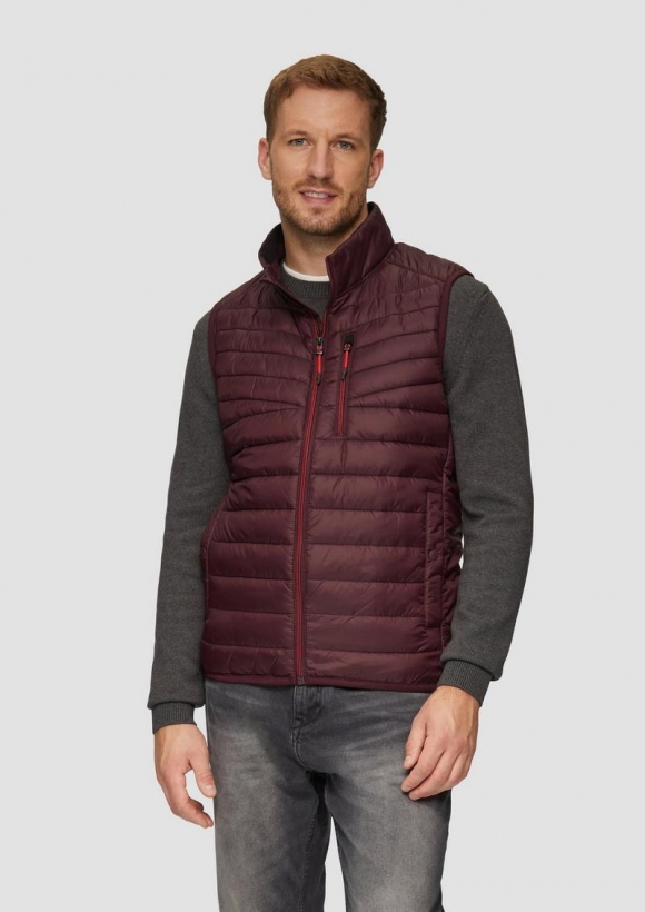s.Oliver Leicht wattierte Steppweste aus recyceltem Polyester - bordeaux