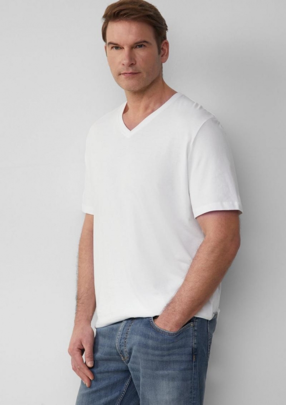 s.Oliver T-Shirt mit V-Ausschnitt und Logo-Stickerei - weiß