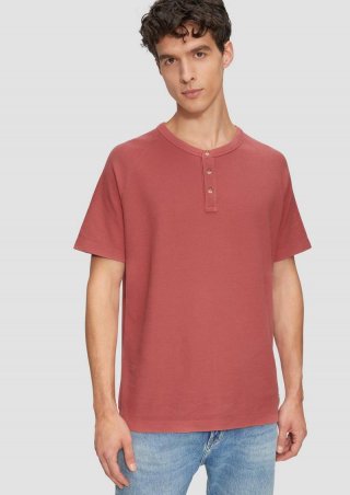 s.Oliver T-Shirt mit Waffelstruktur und Henleyausschnitt - preiselbeere
