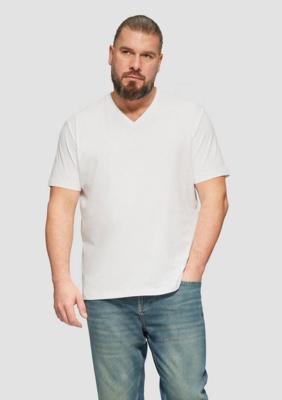 s.Oliver T-Shirt mit V-Ausschnitt und Logo-Print - weiß