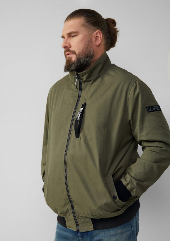 s.Oliver Outdoor-Jacke mit Stehkragen und Kontrast-Details - olivgrün