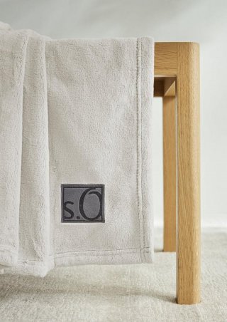 s.Oliver Weiche Decke mit Logo-Detail - wollweiß