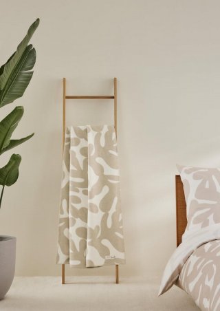 s.Oliver Weiche Jacquarddecke mit All-over-Print - beige