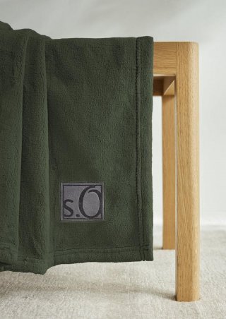 s.Oliver Weiche Decke mit Logo-Detail - tannengrün