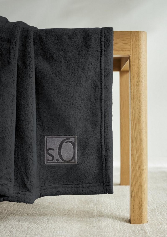 s.Oliver Weiche Decke mit Logo-Detail - dunkelgrau