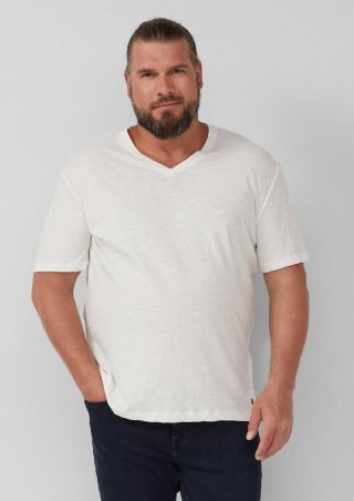 s.Oliver T-Shirt mit Label-Patch und V-Ausschnitt - weiß