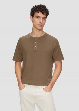 s.Oliver T-Shirt mit Waffelstruktur und Henleyausschnitt - sandstein