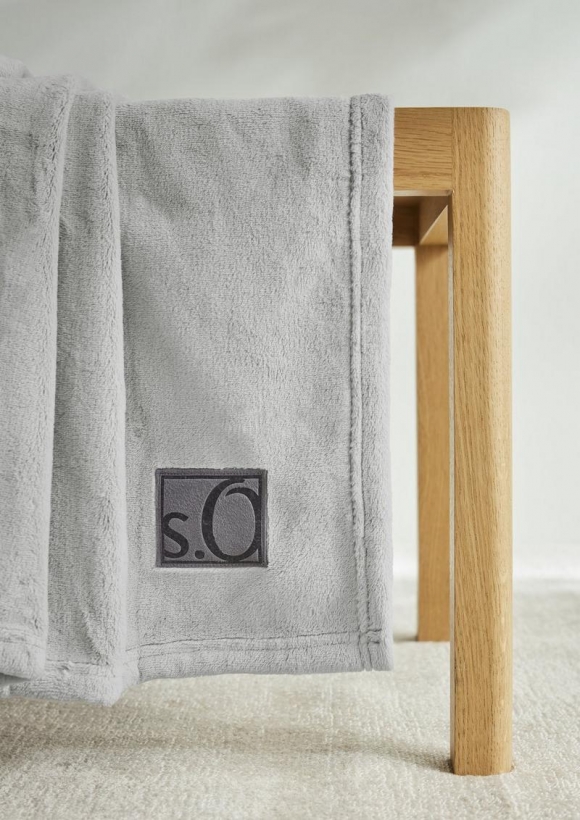 s.Oliver Weiche Decke mit Logo-Detail - hellgrau