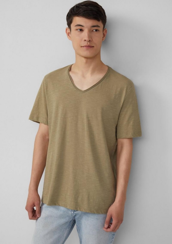 s.Oliver Luftiges T-Shirt mit V-Ausschnitt und Flammgarnstruktur - helles olivgrün