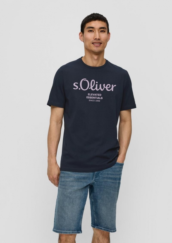 s.Oliver T-Shirt aus Baumwolle mit Label-Print - navy
