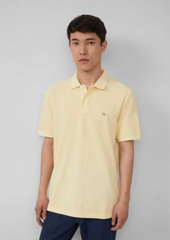 s.Oliver Poloshirt mit kleinem Labelpatch und Flammgarnstruktur - hellgelb