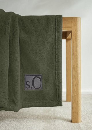 s.Oliver Weiche Decke mit Logo-Detail - tannengrün