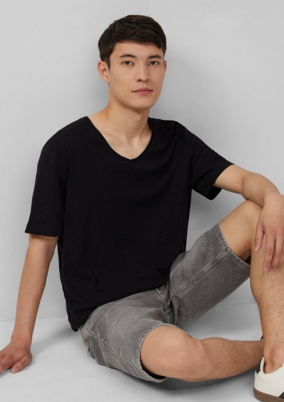 s.Oliver Luftiges T-Shirt mit V-Ausschnitt und Flammgarnstruktur - schwarz
