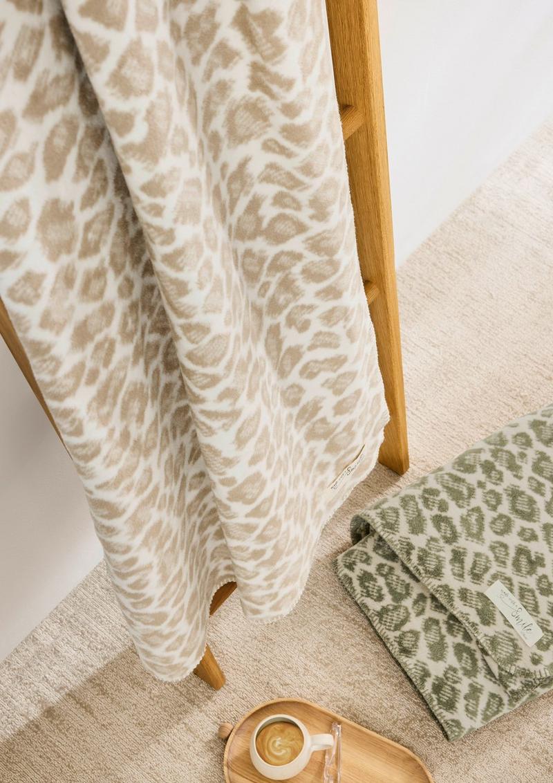 s.Oliver Kuschelige Decke mit Leo-Muster - beige