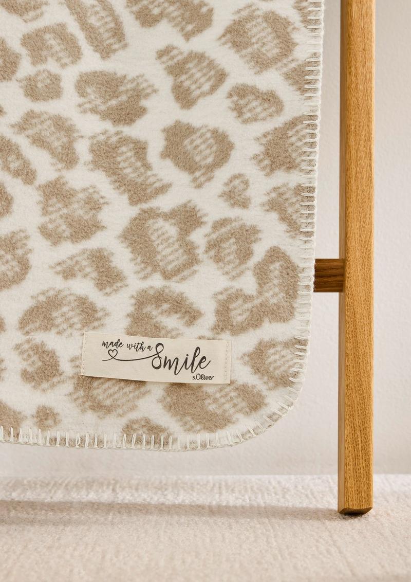 s.Oliver Kuschelige Decke mit Leo-Muster - beige