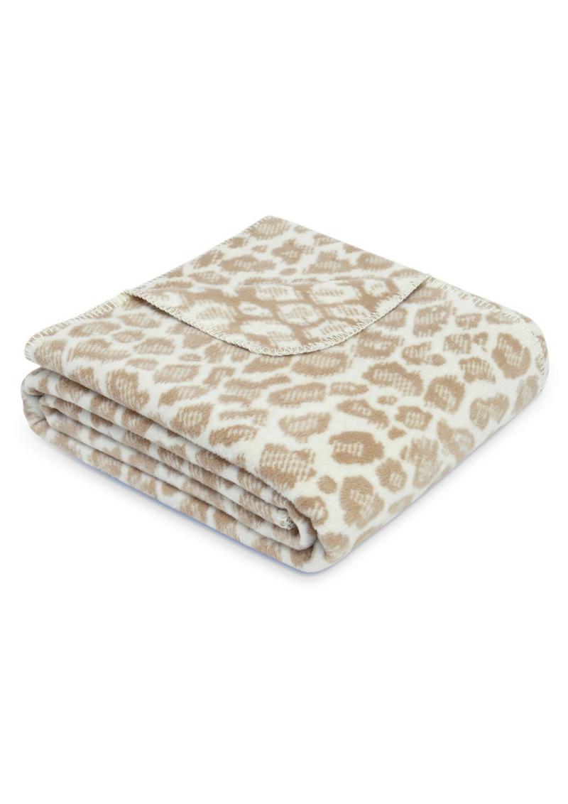 s.Oliver Kuschelige Decke mit Leo-Muster - beige